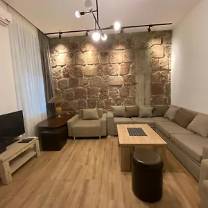 nice-loft-on-uznadze-street.alltbilisihotels.com/